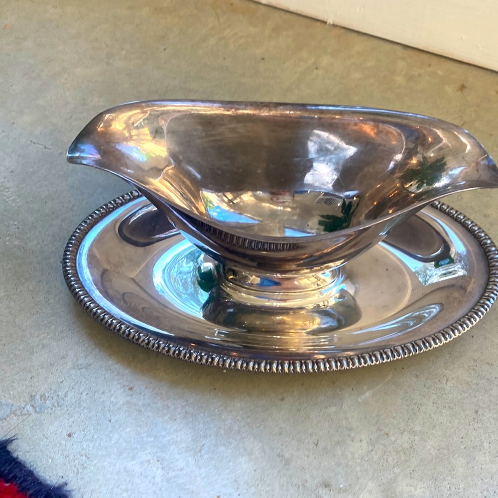 Wm Rogers Silverplate Gravy Boat with attached Tray